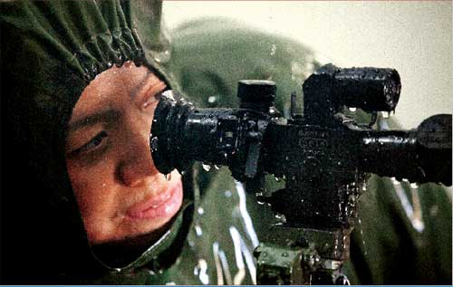 黃雪鷹在淋雨試驗(yàn)中對槍支瞄準(zhǔn)鏡進(jìn)行調(diào)試 黃雪鷹在淋雨試驗(yàn)中對槍支瞄準(zhǔn)鏡進(jìn)行調(diào)試