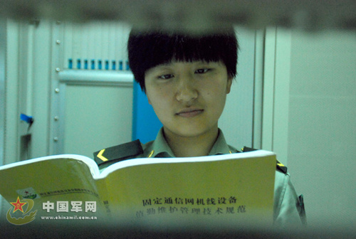 專心致志學(xué)習(xí)專業(yè)理論知識(shí) 專心致志學(xué)習(xí)專業(yè)理論知識(shí)