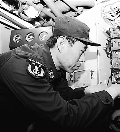 一級軍士長婁飛“藍(lán)鯨龍骨”技藝不凡 高先千 攝 一級軍士長婁飛“藍(lán)鯨龍骨”技藝不凡 高先千 攝