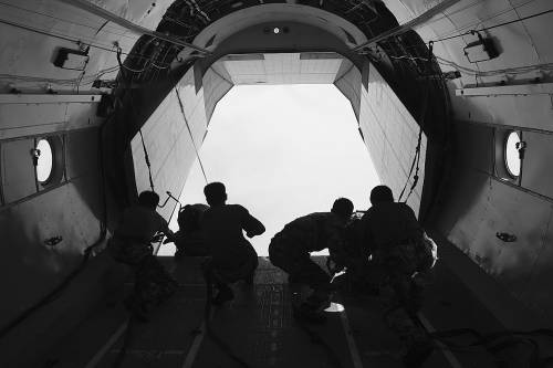 實施空投 實施空投