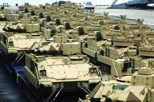 一批“布雷德利”步兵戰(zhàn)車運(yùn)抵韓國釜山港。 一批“布雷德利”步兵戰(zhàn)車運(yùn)抵韓國釜山港。