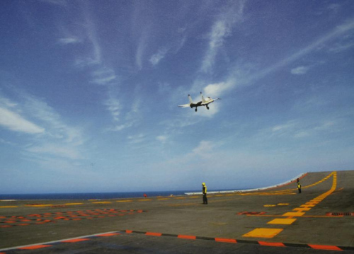 編號為556的殲15艦載戰(zhàn)斗機在遼寧艦上進行著艦試飛。 編號為556的殲15艦載戰(zhàn)斗機在遼寧艦上進行著艦試飛。