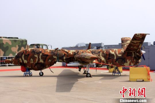 被“迷彩服”遮得嚴(yán)嚴(yán)實(shí)實(shí)的“翼龍”無人機(jī) 呂海峰 攝 被“迷彩服”遮得嚴(yán)嚴(yán)實(shí)實(shí)的“翼龍”無人機(jī) 呂海峰 攝