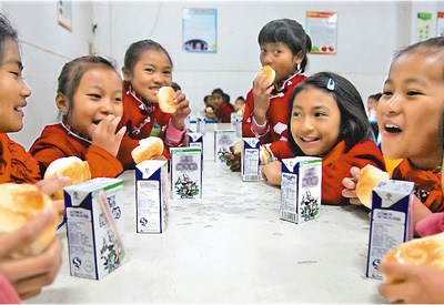 ��12��13�������Ϝ�Դ�h����С�W(xu��)�ĺ��ӂ����ڳԠI(y��ng)�B(y��ng)��ͣ���(d��ng)�յ������һ�K�����һ�м�ţ�̡�