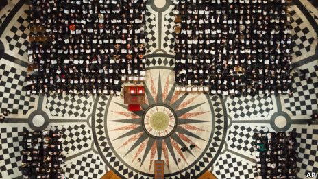 撒切爾夫人的靈柩由十名軍人護送進入圣保羅大教堂 撒切爾夫人的靈柩由十名軍人護送進入圣保羅大教堂