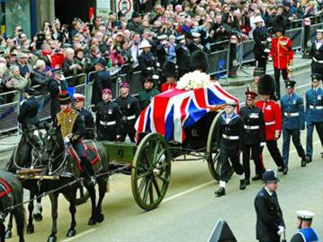 4��17�գ���Ӣ���׶����أ��ʼ��T���ڱ���o�����Р����˵��`��ǰ��ʥ���_������� ���A��/·͸