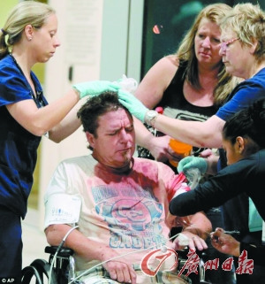 一名在爆炸事件中受傷的男子在接受治療 一名在爆炸事件中受傷的男子在接受治療