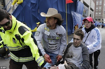 美國27歲小伙子杰弗里贠曼(右二)在波士頓爆炸案中雙腿被炸 美國27歲小伙子杰弗里贠曼(右二)在波士頓爆炸案中雙腿被炸