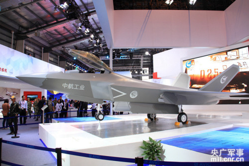 全仿真1:2的殲-31“鶻鷹”戰(zhàn)機(jī)模型 魏明 攝 全仿真1:2的殲-31“鶻鷹”戰(zhàn)機(jī)模型 魏明 攝