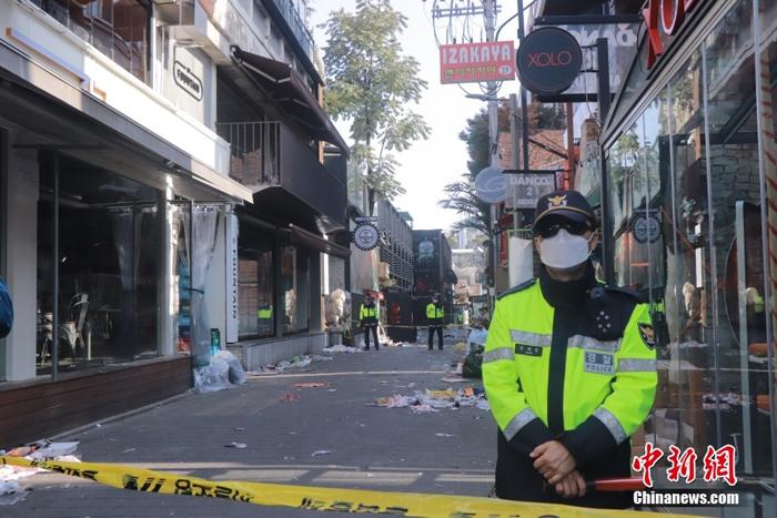 探訪首爾踩踏事故事發(fā)地:巷口封路 有民眾獻(xiàn)花哀悼