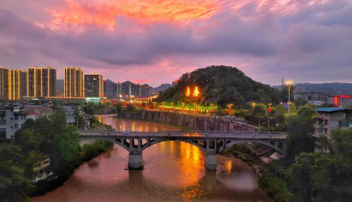 湖北來鳳出現(xiàn)“晚霞云?！本坝^