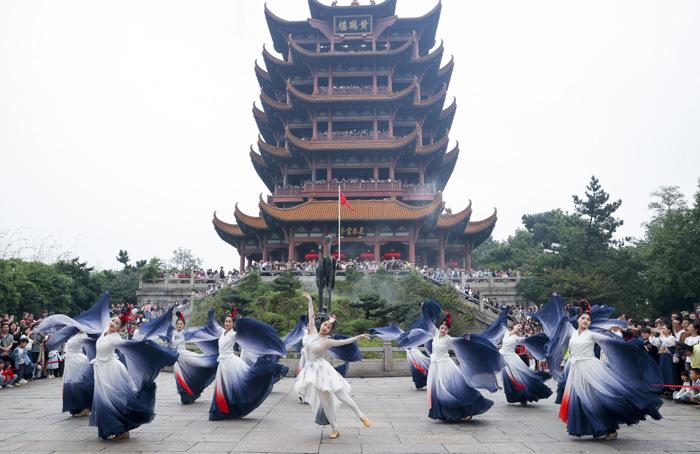 賞景、逛展、看表演 民眾樂享假期