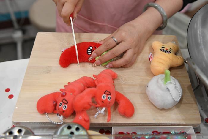 成人“過(guò)家家”來(lái)了！長(zhǎng)沙湘菜版jellycat受捧