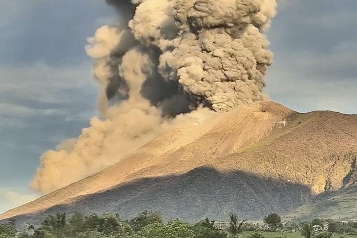 菲律賓坎拉翁火山噴發(fā) 火山灰柱高達(dá)4000米