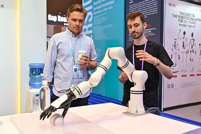 第137屆廣交會(huì)開(kāi)幕 首設(shè)服務(wù)機(jī)器人專(zhuān)區(qū)