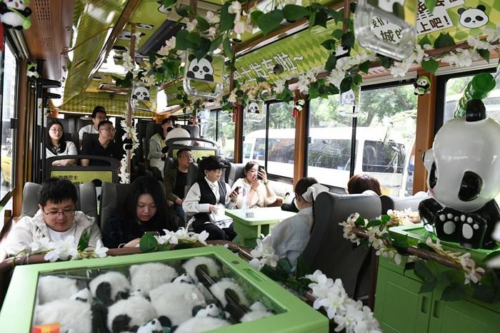 重慶熊貓巴士首發(fā) 開(kāi)啟山城“萌趣魔幻”之旅