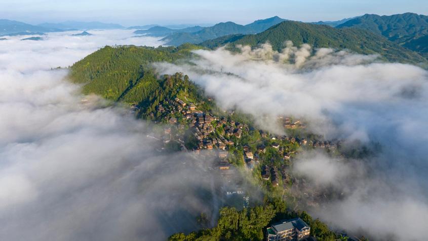 盛夏苗寨云霧繚繞景如畫(huà)