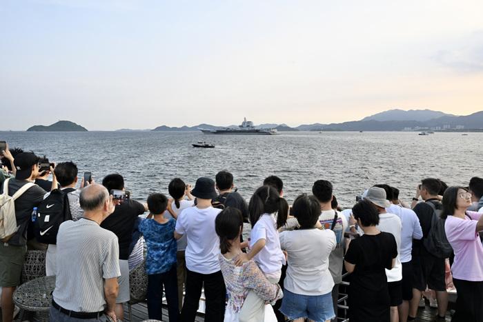 民眾乘“東方之珠”游船觀看山東艦