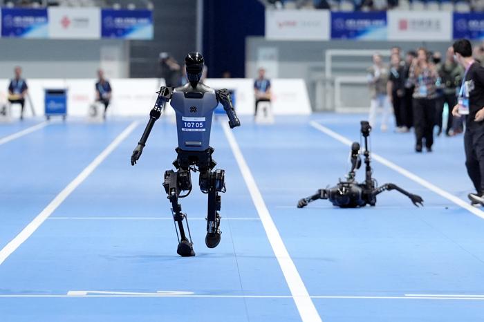 人形機(jī)器人運(yùn)動會上演“百米飛人決戰(zhàn)”