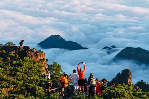 云海漫卷黃山秋色 游人登高飽覽美景