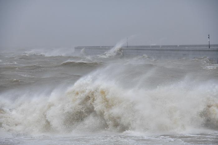 強(qiáng)臺(tái)風(fēng)逼近 ?？诟浇Ｓ蛳凭蘩?>
     <p>強(qiáng)臺(tái)風(fēng)逼近 海口附近海域掀巨浪</p>
</a>
        </div>
    </div>
    <!--推薦圖集end-->
    <div   id=