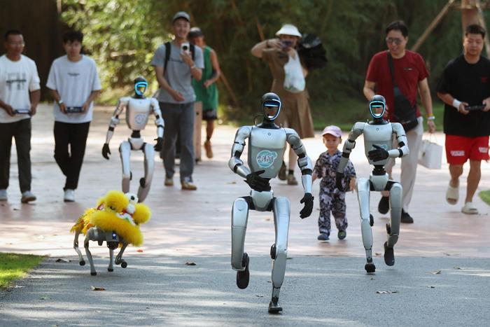 “機器人”出沒南京 帶領(lǐng)游客一起嗨