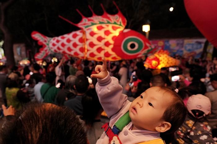 北京：魚(yú)燈巡游邂逅中秋佳節(jié)