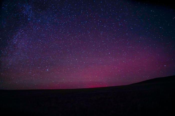 極光、銀河、流星共舞草原夜空	