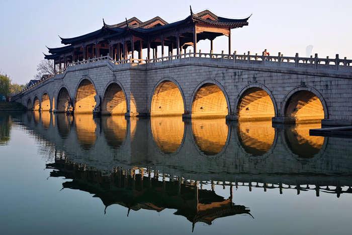 驚艷！蘇州金雞湖上演“金光穿洞”冬日景觀