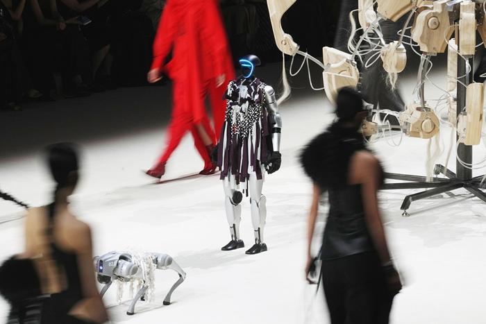 2025 | 人形機(jī)器人全面“出圈”：在秀、在跑、在思考