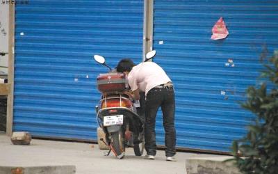 網(wǎng)友曝光男生鎖車要挾女生談戀愛(組圖)