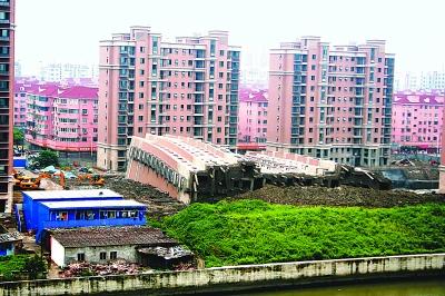 �����ĘǷ�λ�ں�߅���ײ��۔��ˮ������¶������