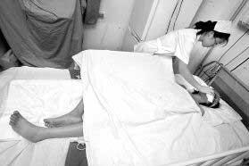 遠(yuǎn)房爺爺操起斧子砍傷倆孩子(圖)