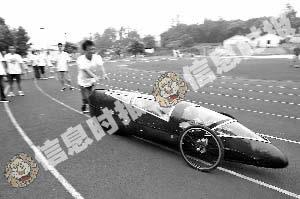 大學(xué)生自制環(huán)保車(chē)時(shí)速可達(dá)50公里(圖)