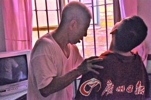 老翁照顧患病妻兒40年獲評道德模范(組圖)