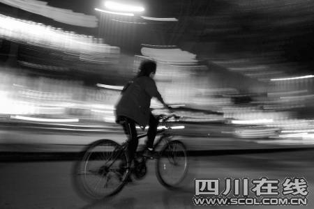 白領(lǐng)因壓力晚上不回家街上瞎逛被稱鬼旋族