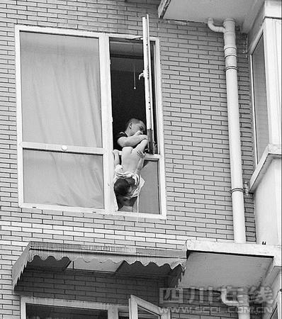 吸毒者將2歲女兒倒懸8樓窗外被控故意殺人罪
