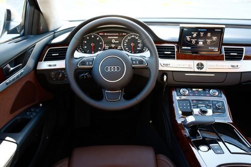 豪華車的準則 海外試駕2011款奧迪A8