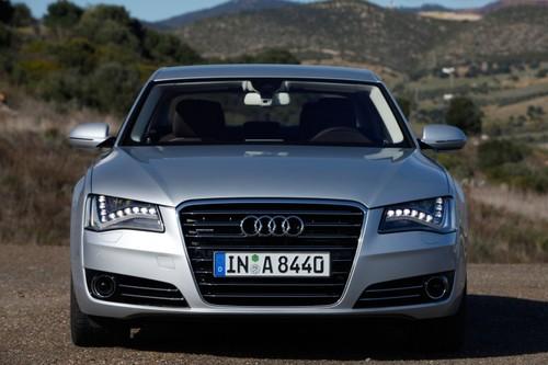 豪華車的準(zhǔn)則 海外試駕2011款?yuàn)W迪A8