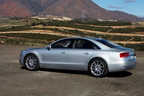 豪華車的準(zhǔn)則 海外試駕2011款?yuàn)W迪A8