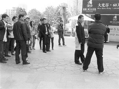 37歲男子身背廣告鬧市征婚(圖)