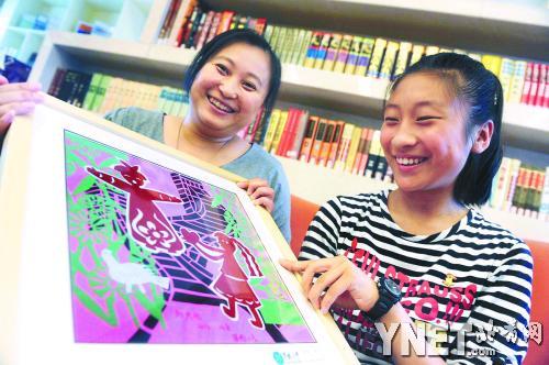 ▲呂丹老師和趙天怡手捧“國禮”復(fù)制品向記者介紹創(chuàng)作過程