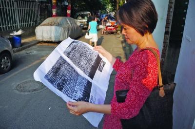 南京市民金女士看著“白骨照”感慨萬(wàn)千。 王勇兵 攝