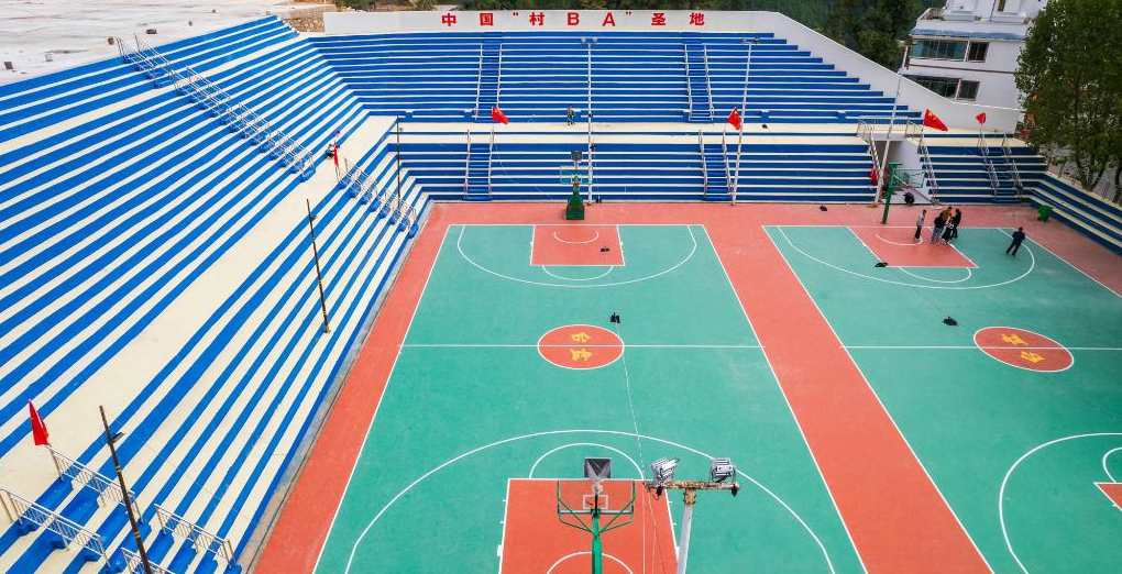 探訪“天下苗族第一縣”：“村BA”爆火背后是民族的交往交流交融<p>貴州省黔東南苗族侗族自治州臺江縣民族村寨臺盤村，對于籃球的熱愛是刻在骨子里的。見到村里高齡籃球愛好者陸大江時(shí)，他正打算前往“村BA”網(wǎng)紅籃球場了解改擴(kuò)建后的最新進(jìn)展，“我家里還有球衣和籃球，新球場弄好后要約上老伙計(jì)們?nèi)ヒ徽癸L(fēng)采。”<p>