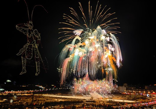 當(dāng)無人機(jī)遇上煙花 阿拉善夜空開啟“夢(mèng)幻魔法”