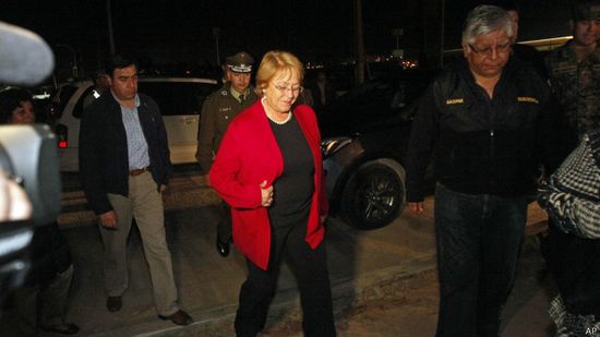 智利總統(tǒng)赴災區(qū)視察因余震被迫隨民眾撤離(圖)