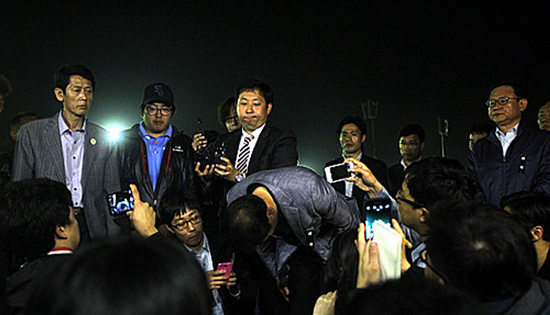 韓船難家屬稱(chēng)被警察跟蹤警察廳長(zhǎng)鞠躬道歉(圖)