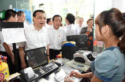 李克強(qiáng)改變考察行程走進(jìn)雜貨店