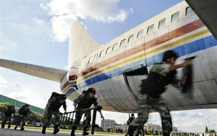 直擊武警特戰(zhàn)隊(duì)反劫機(jī)演練2秒鐘解救全部人質(zhì)