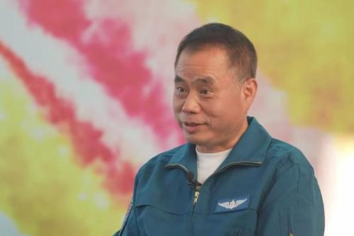 殲-15首飛前夜，他們?yōu)楹我堅囷w員吃飯？